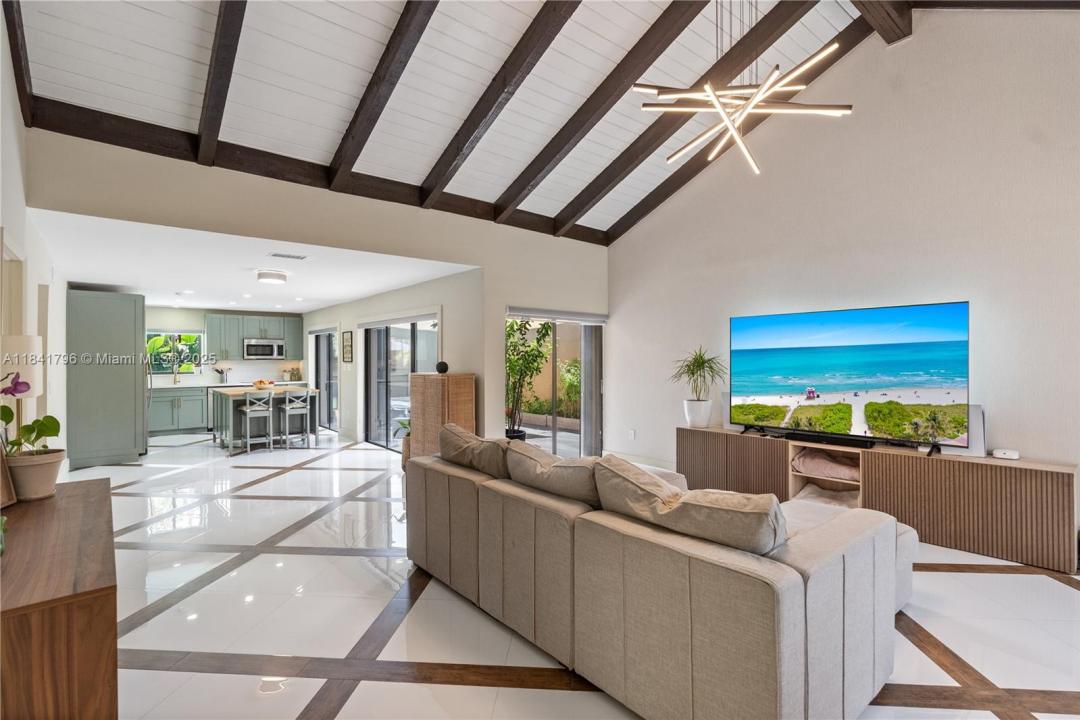 1040 NE 204th Ter, Miami, Флорида 33179, Соединенные Штаты
