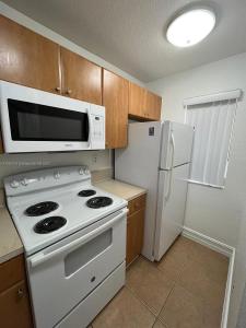 7995 NW 8th St 115, Miami, Florida 33126, USA