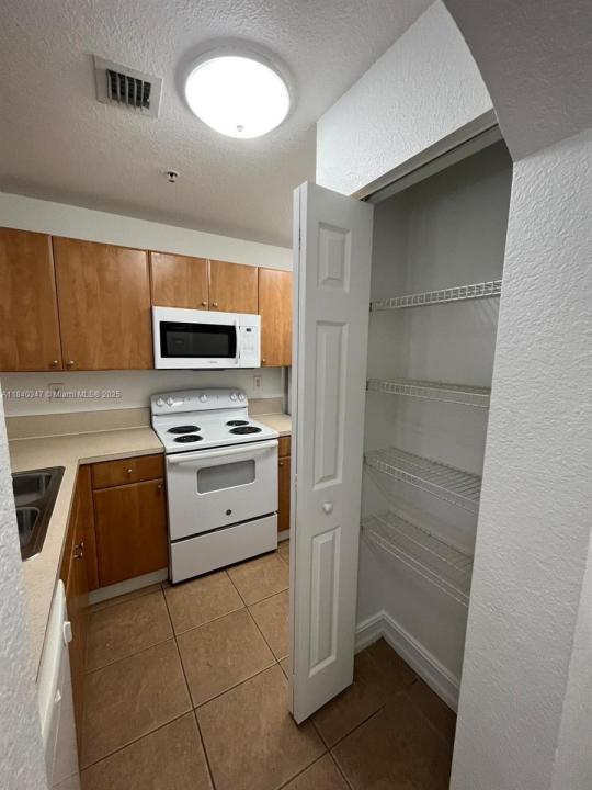 7995 NW 8th St 115, Miami, Florida 33126, Estados Unidos