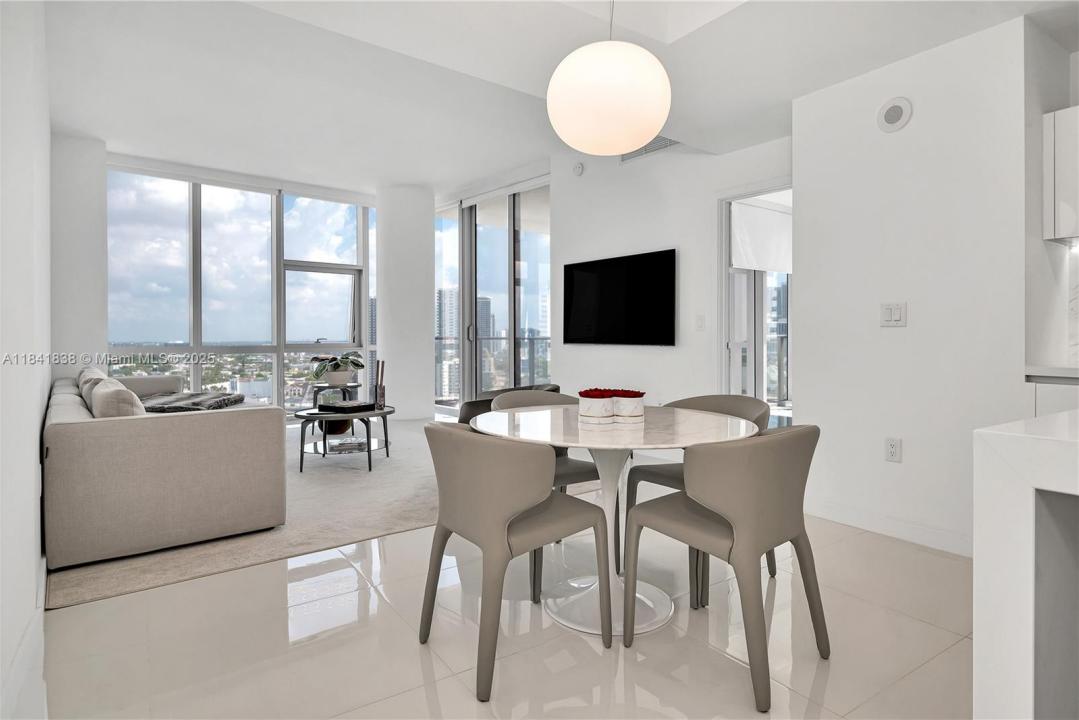 851 NE 1st Ave 1701, Miami, Flórida 33132, Estados Unidos