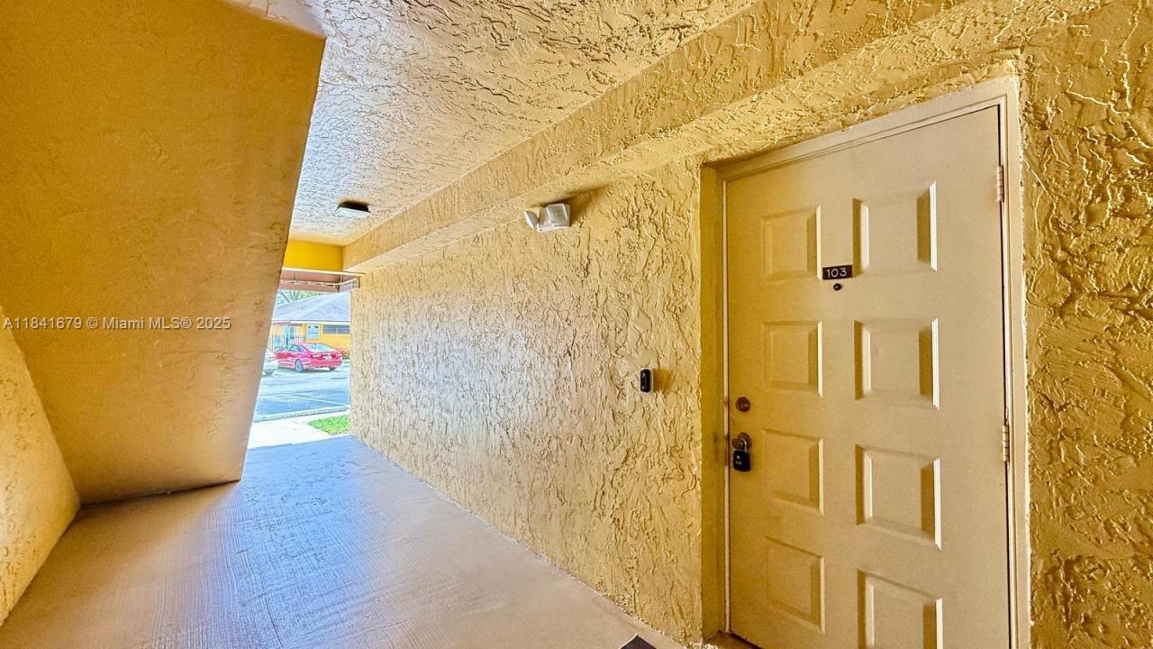 3017 N Oakland Forest Dr 103, Oakland Park, フロリダ 33309, アメリカ合衆国