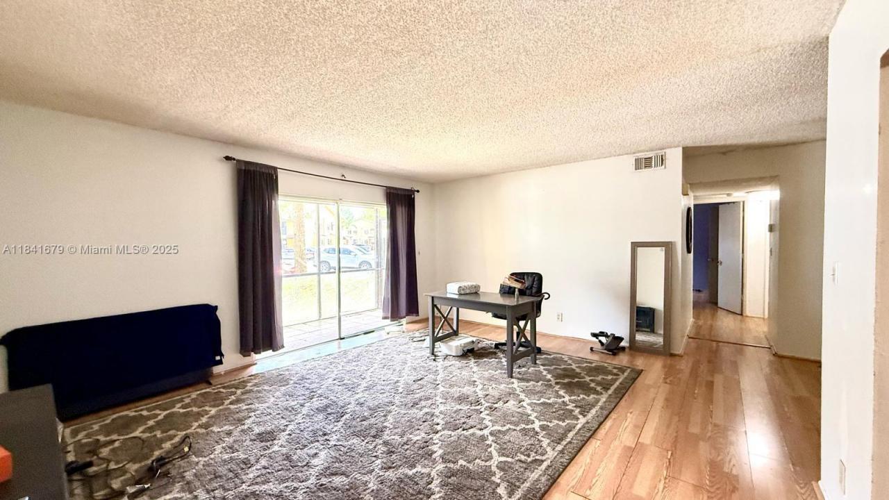3017 N Oakland Forest Dr 103, Oakland Park, フロリダ 33309, アメリカ合衆国