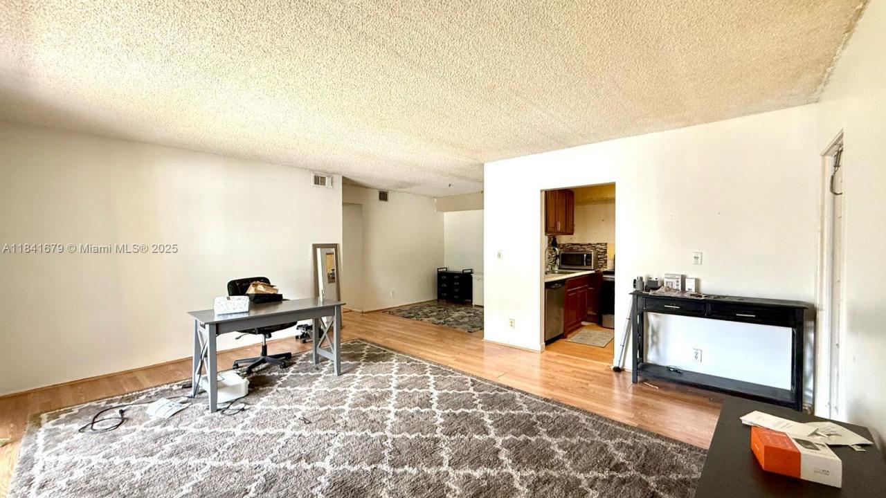 3017 N Oakland Forest Dr 103, Oakland Park, フロリダ 33309, アメリカ合衆国