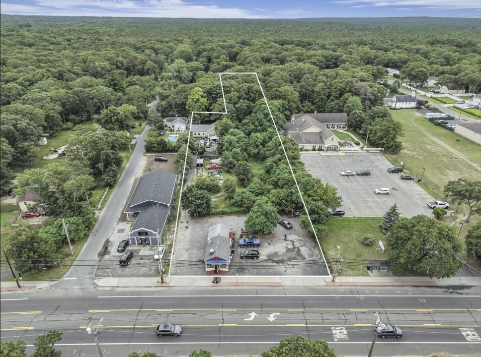 669 Flanders Road, Southampton, New York 11901