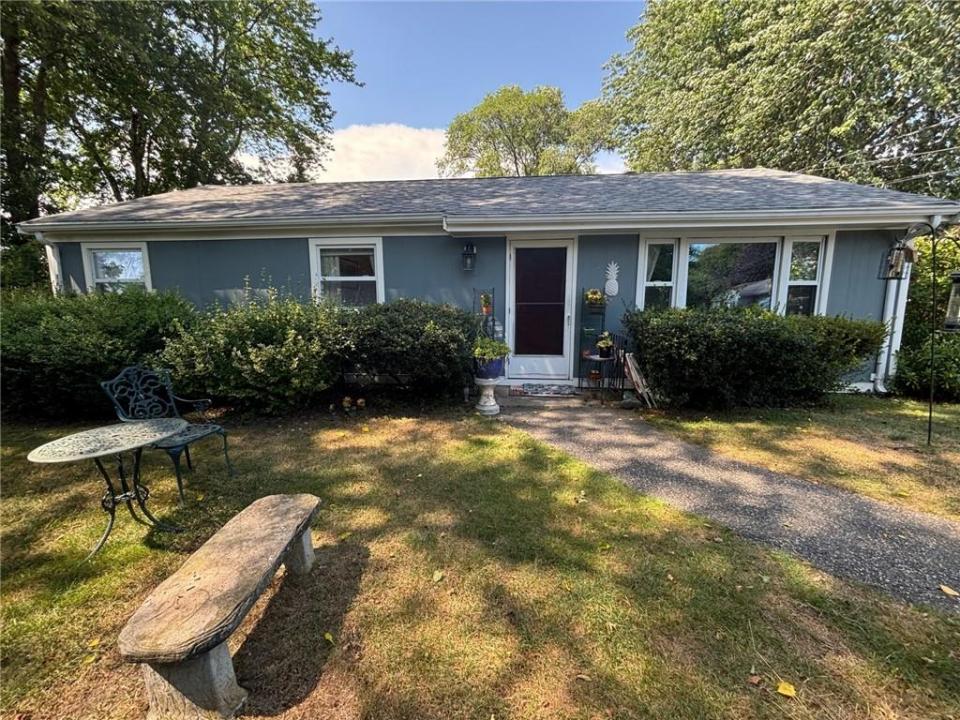 6 Hickory Avenue, Middletown, Rhode Island 02840