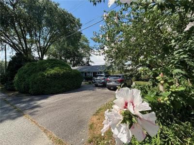 6 Hickory Avenue, Middletown, Rhode Island 02840