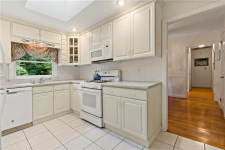 2 Azalea Court, Barrington, Rhode Island 02806, USA