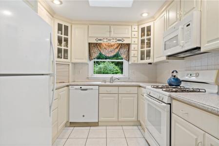 2 Azalea Court, Barrington, Rhode Island 02806, USA