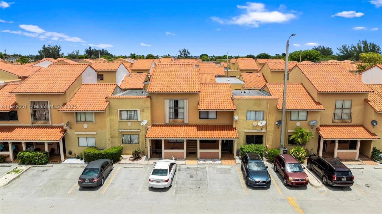 2735 W 61ST PL 204, Hialeah, 佛罗里达州 33016, 美国
