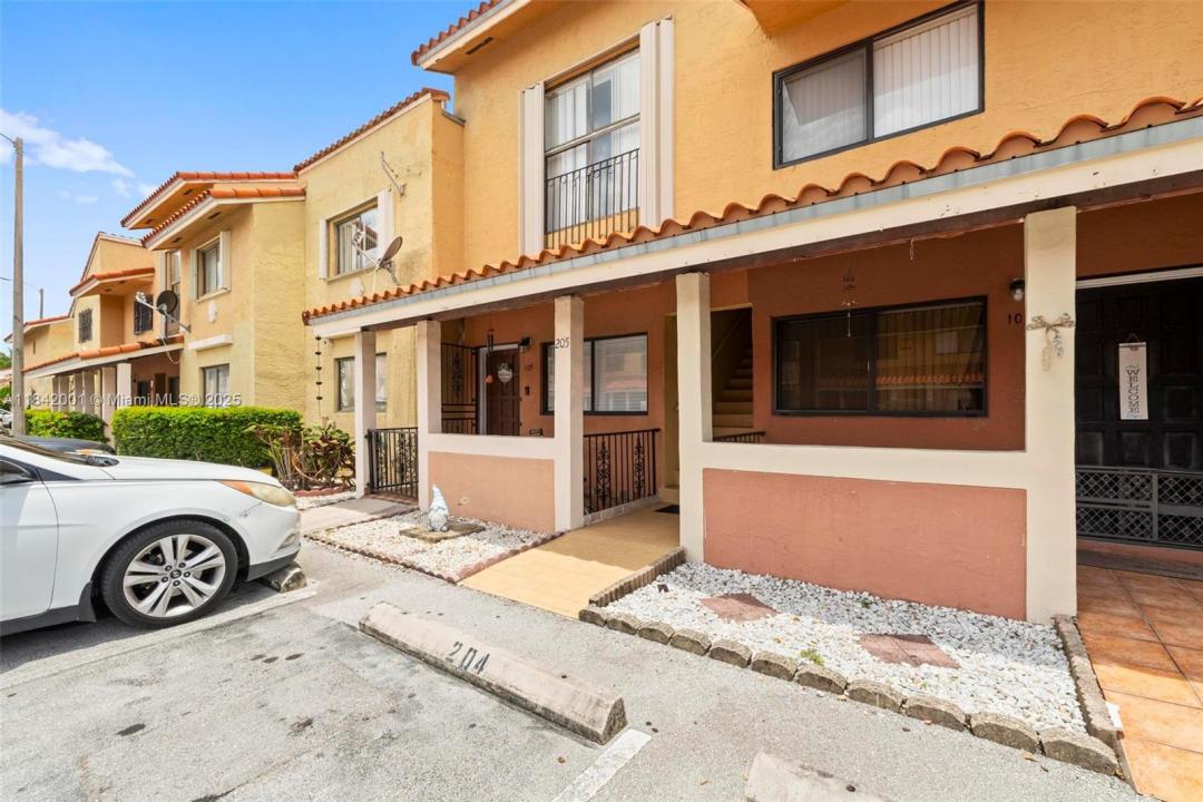 2735 W 61ST PL 204, Hialeah, 佛罗里达州 33016, 美国
