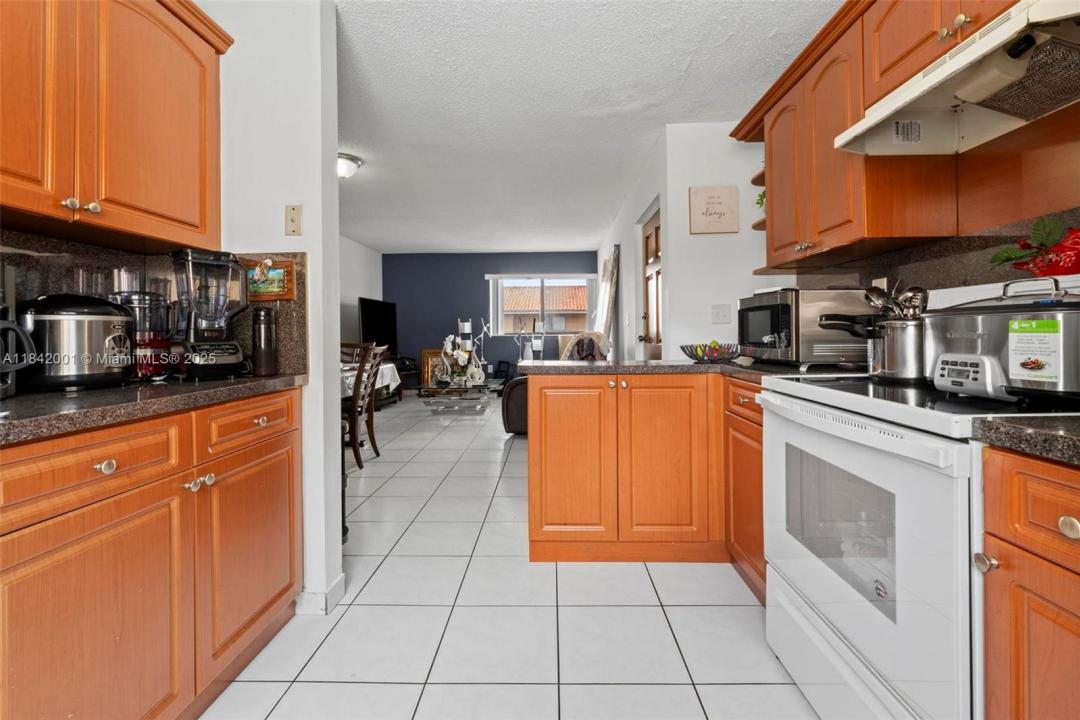 2735 W 61ST PL 204, Hialeah, 佛罗里达州 33016, 美国