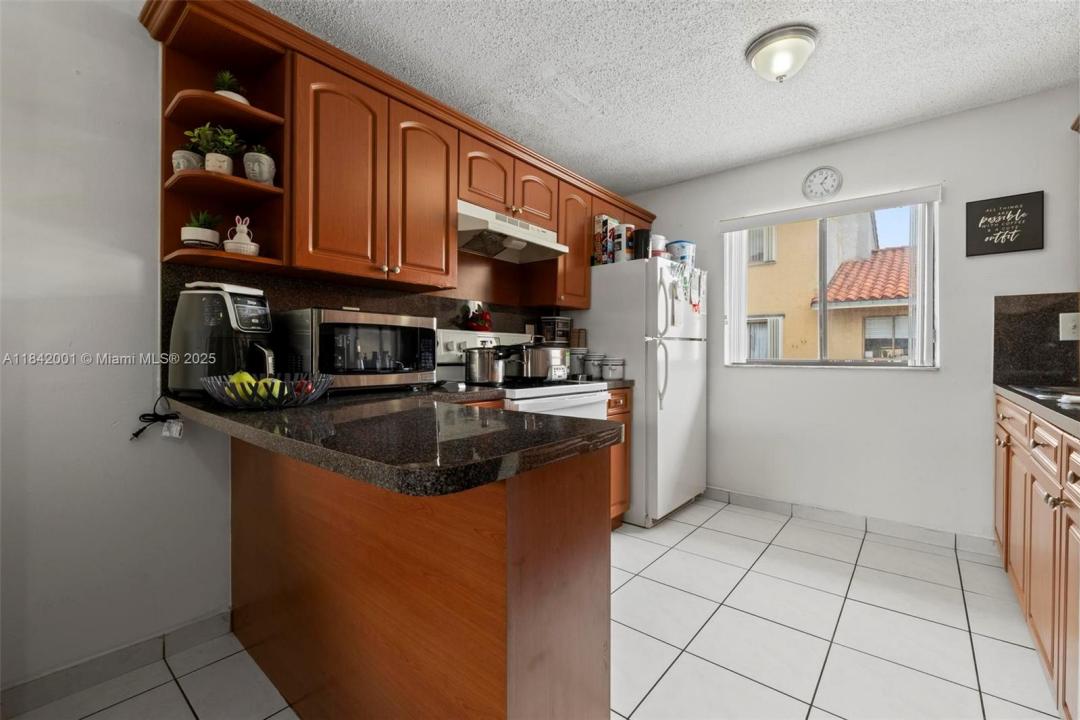 2735 W 61ST PL 204, Hialeah, 佛罗里达州 33016, 美国