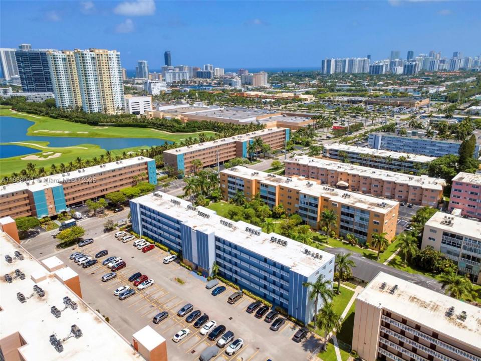233 NE 14th Ave 108, Hallandale Beach, Florida 33009, Stati Uniti