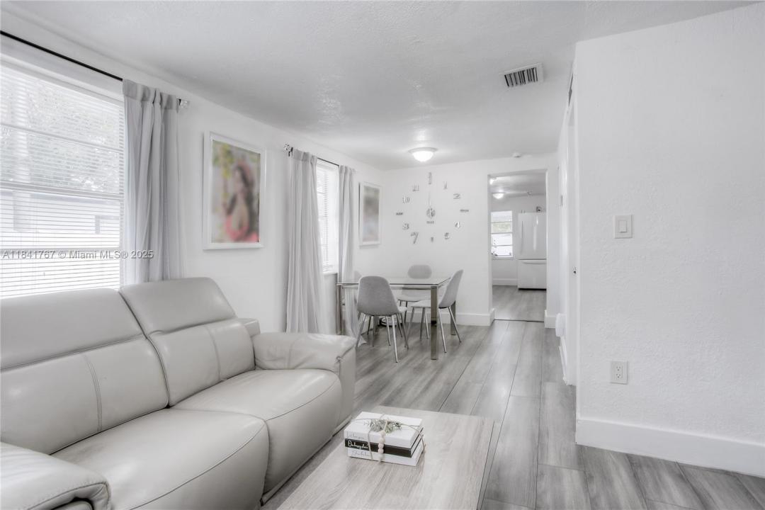 2051 NW 152nd Ter, Miami Gardens, Flórida 33054, Estados Unidos