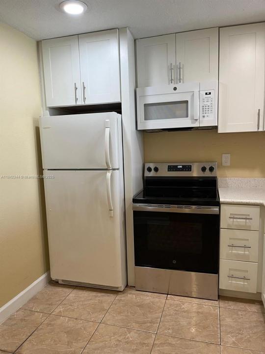 494 NW 165th St Rd C-403, Miami, Florida 33169, USA