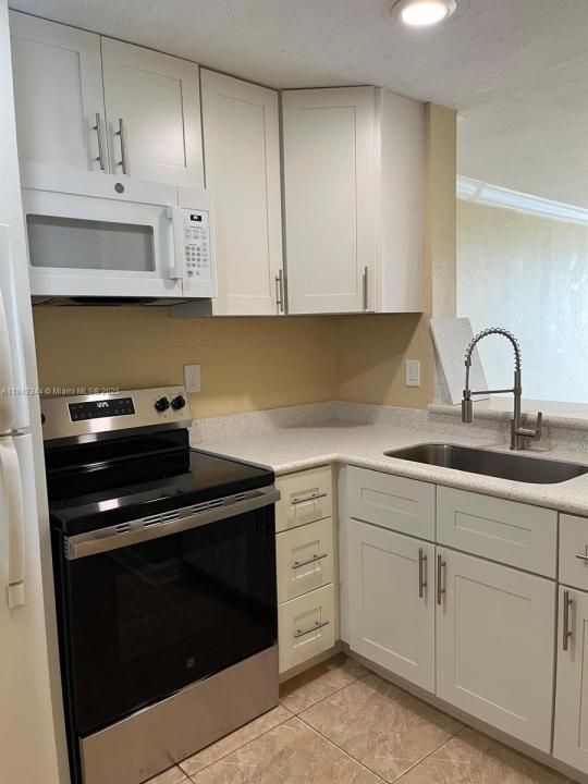 494 NW 165th St Rd C-403, Miami, Florida 33169, USA
