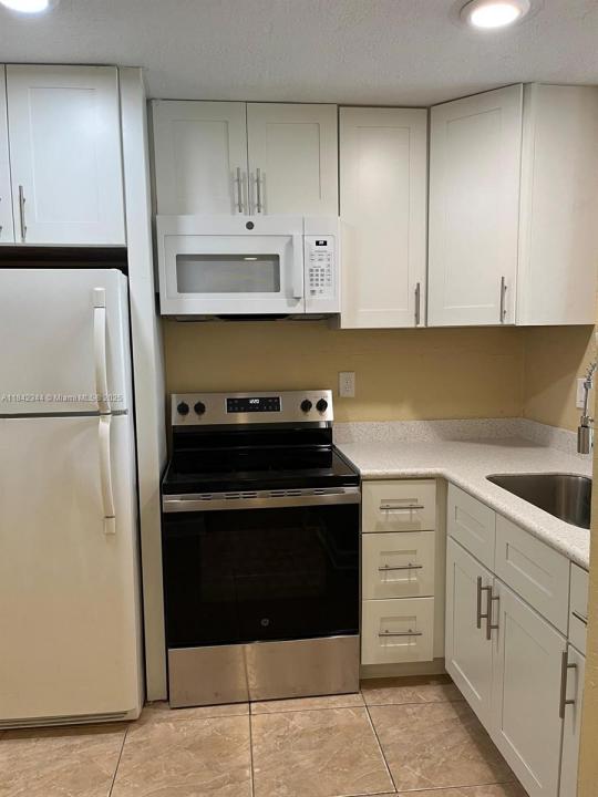 494 NW 165th St Rd C-403, Miami, Florida 33169, USA