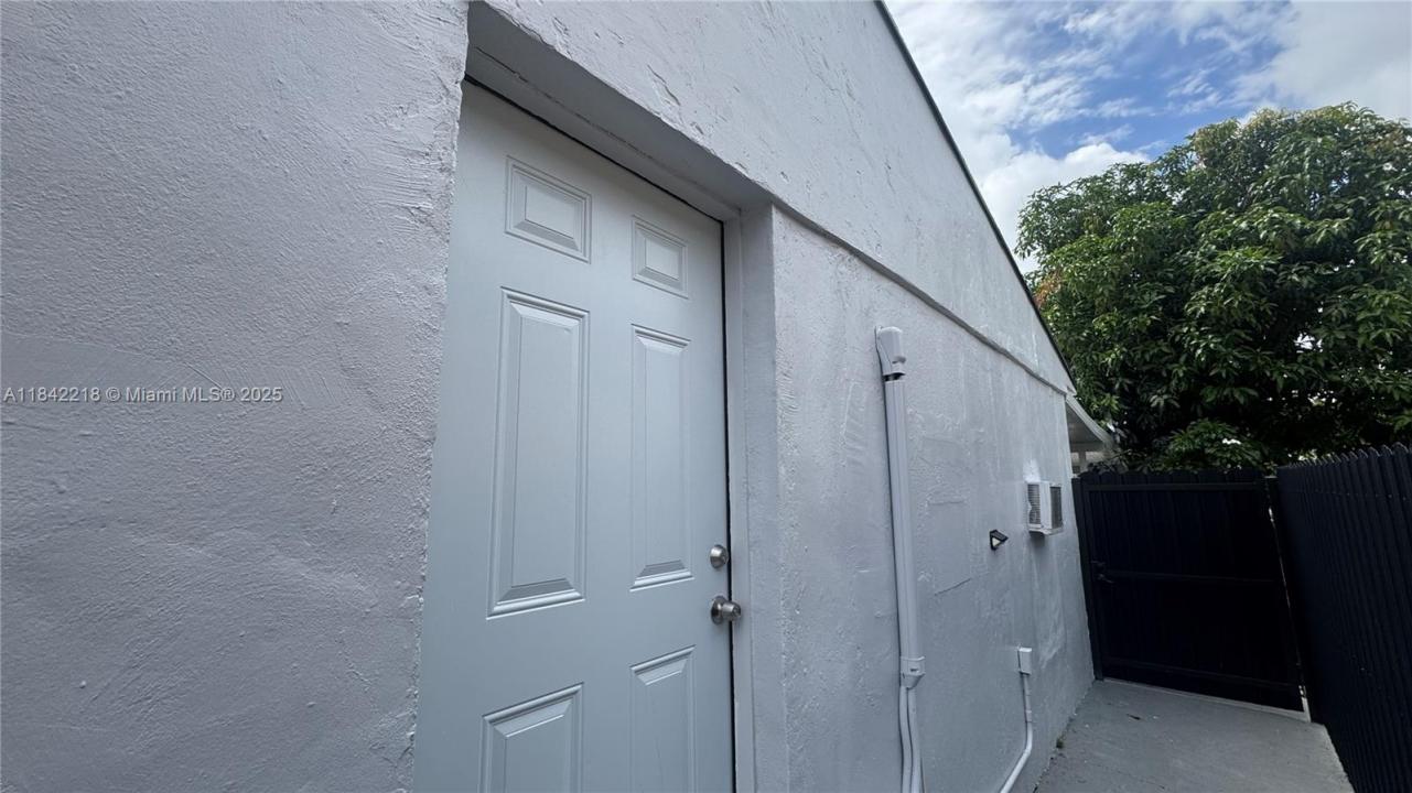 2731 NW 100th St B, Miami, Florida 33147
