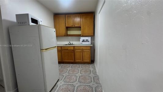 2731 NW 100th St B, Miami, Florida 33147, USA