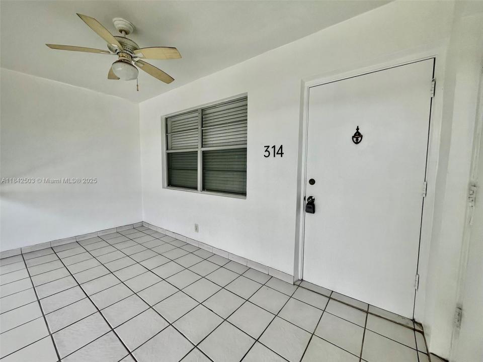 581 Blue Heron Dr 314-B, Hallandale Beach, Florida 33009, Stati Uniti