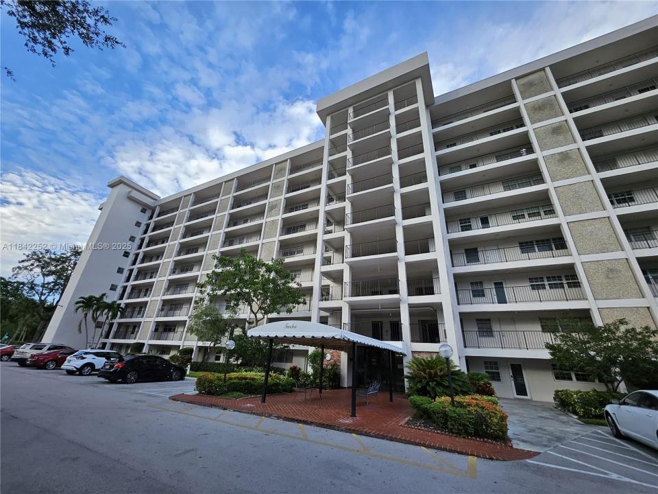 3250 N Palm Aire Dr 710, Pompano Beach, Florida 33069, USA