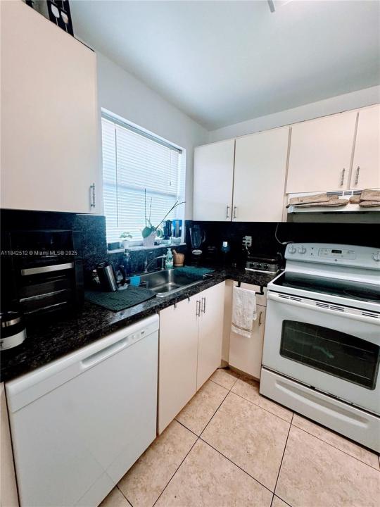 8500 Sunrise Lakes Blvd 104, Sunrise, Floryda 33322, USA