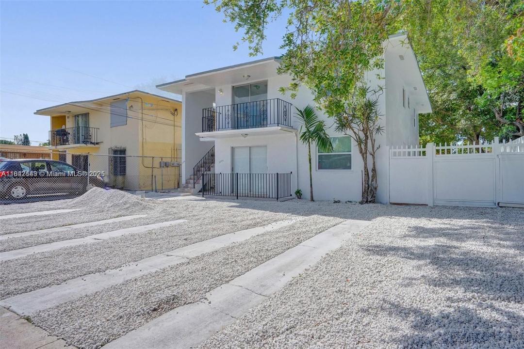 3290 NW 4th St 3290, Miami, Florida 33125, Estados Unidos