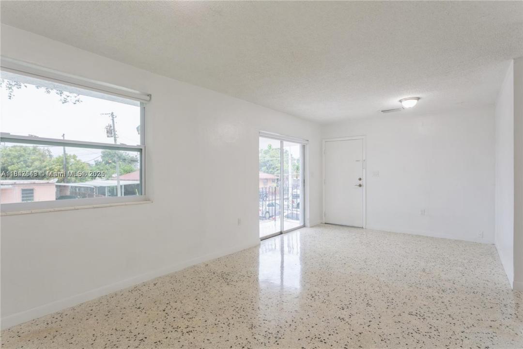 3290 NW 4th St 3290, Miami, Florida 33125, Estados Unidos