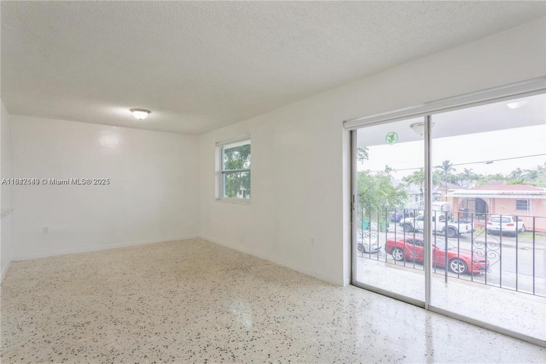 3290 NW 4th St 3290, Miami, Florida 33125, Estados Unidos