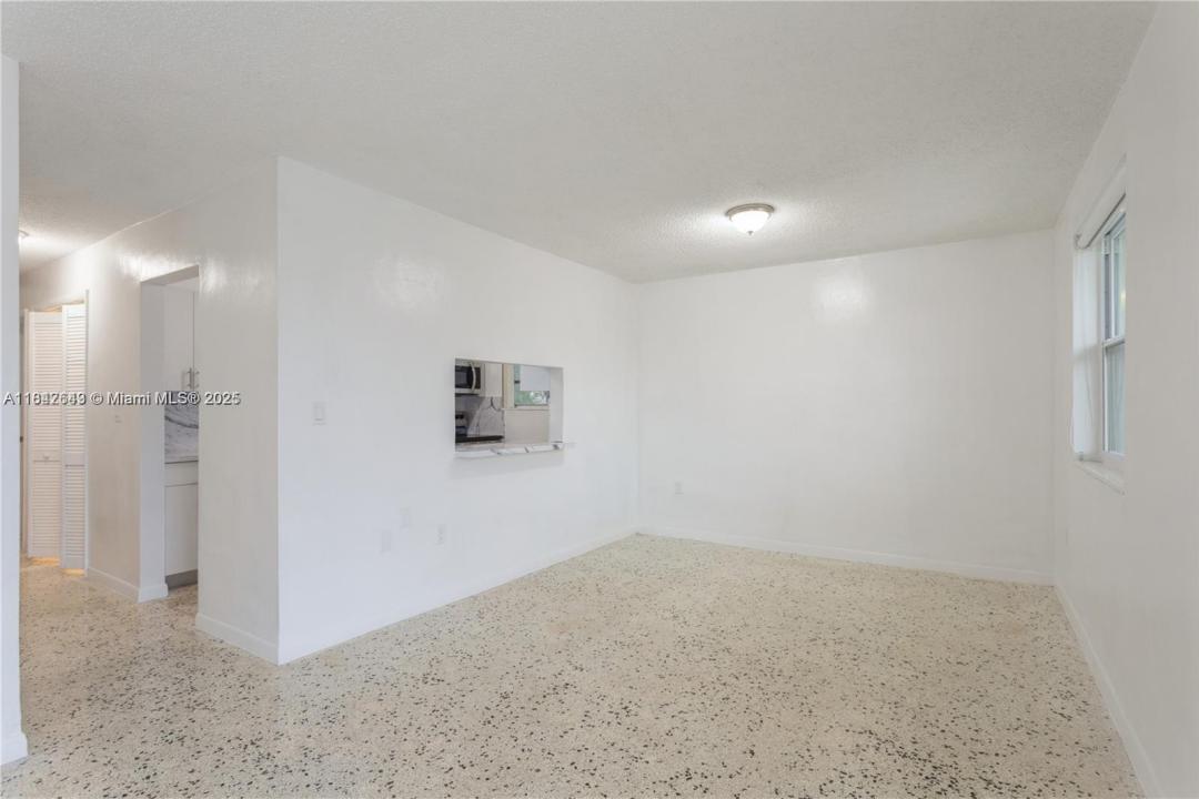 3290 NW 4th St 3290, Miami, Florida 33125, Estados Unidos
