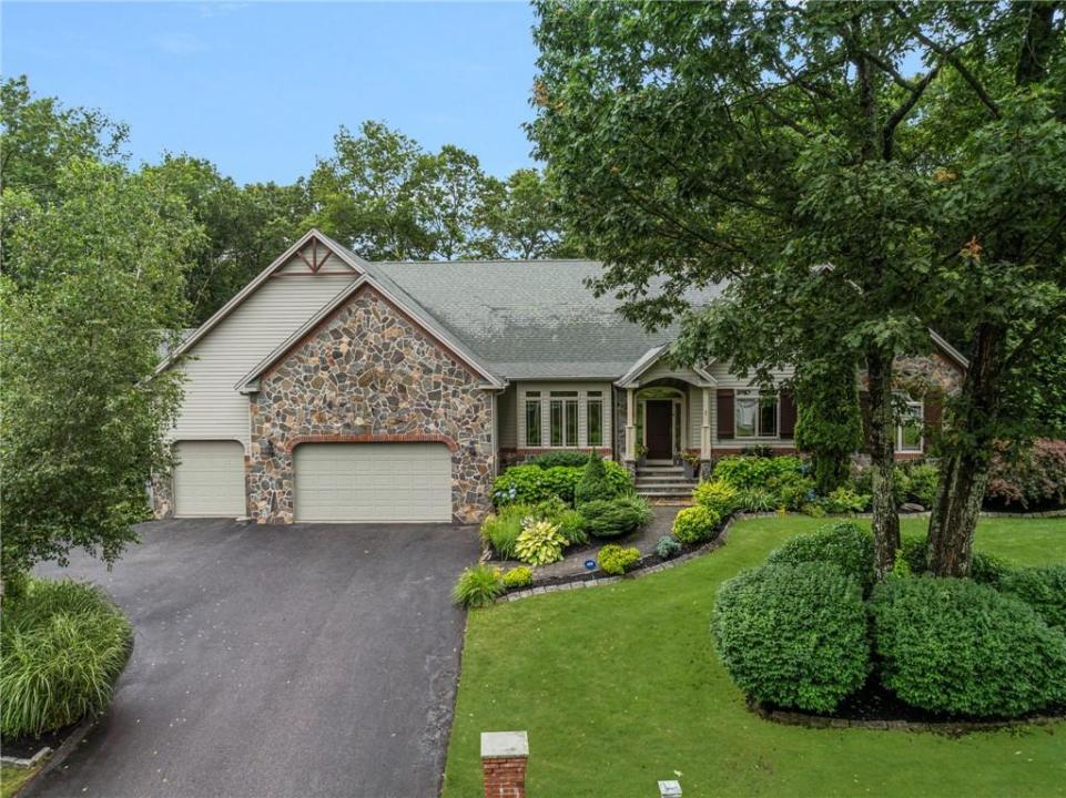 1 Victoria Drive, Smithfield, Rhode Island 02917