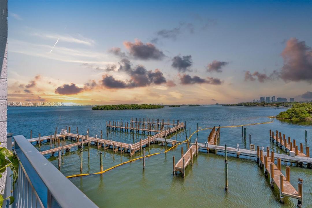 770 NE 69th St 4H, Miami, Florida 33138, USA