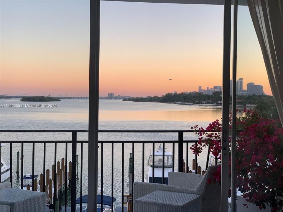 770 NE 69th St 4H, Miami, Florida 33138, USA