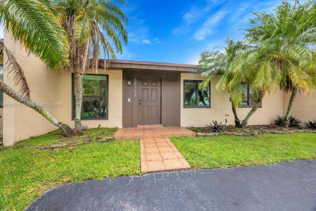 12313 SW 110th S Canal St Rd, Miami, Florida 33186