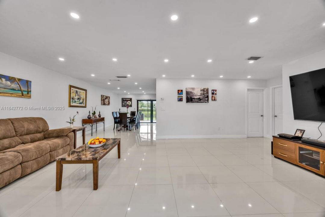 12313 SW 110th S Canal St Rd, Miami, Florida 33186