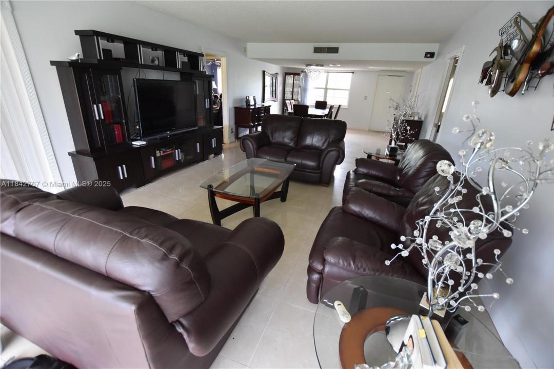 3800 Oaks Clubhouse Dr 309, Pompano Beach, Florida 33069, Stati Uniti
