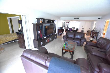 3800 Oaks Clubhouse Dr 309, Pompano Beach, Florida 33069, USA