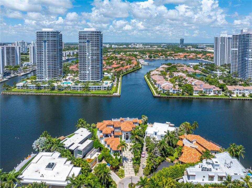 498 N Parkway Pkwy, Golden Beach, Florida 33160