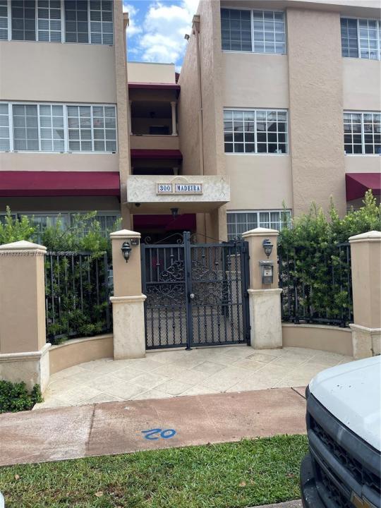 300 Madeira Ave 204, Coral Gables, Florida 33134