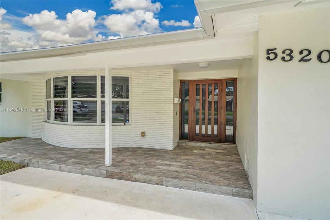 5320 SW 8th St, Plantation, Florida 33317