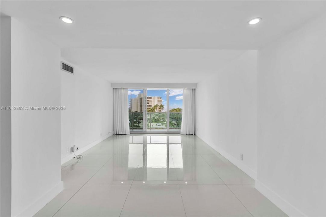 100 Bayview Dr 508, Sunny Isles Beach, Florida 33160, Stati Uniti