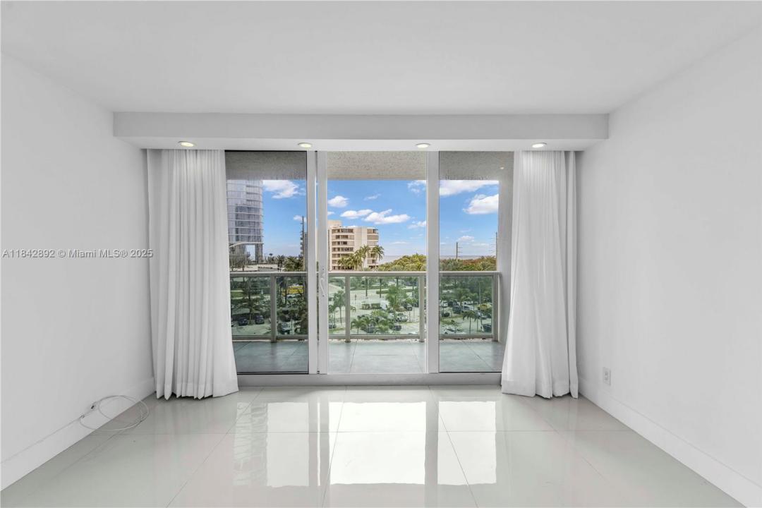100 Bayview Dr 508, Sunny Isles Beach, Florida 33160, Stati Uniti
