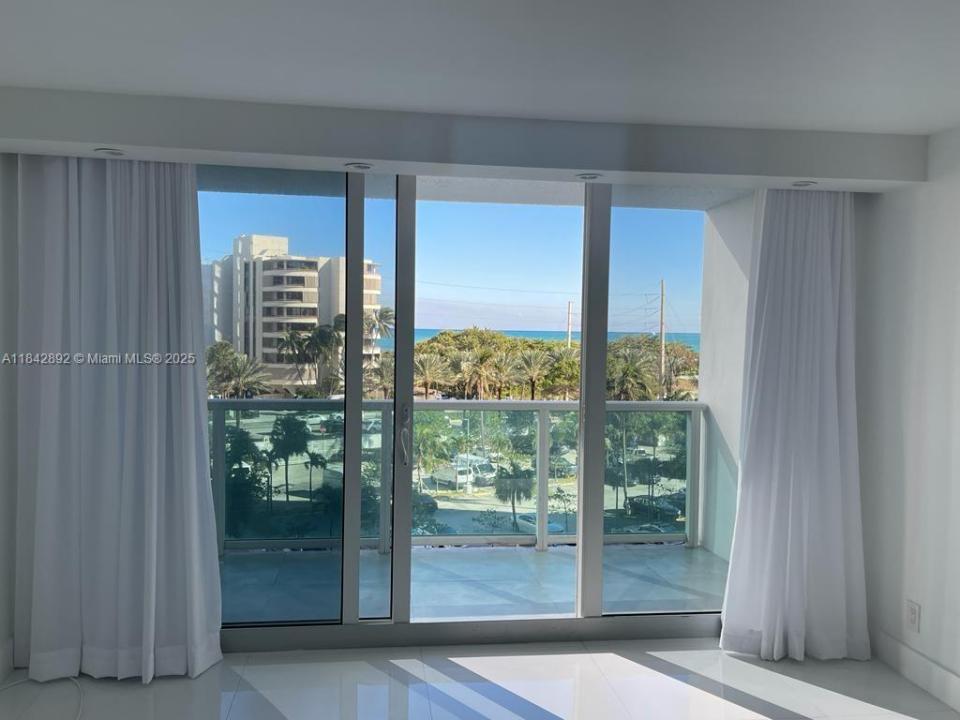 100 Bayview Dr 508, Sunny Isles Beach, Florida 33160, Stati Uniti