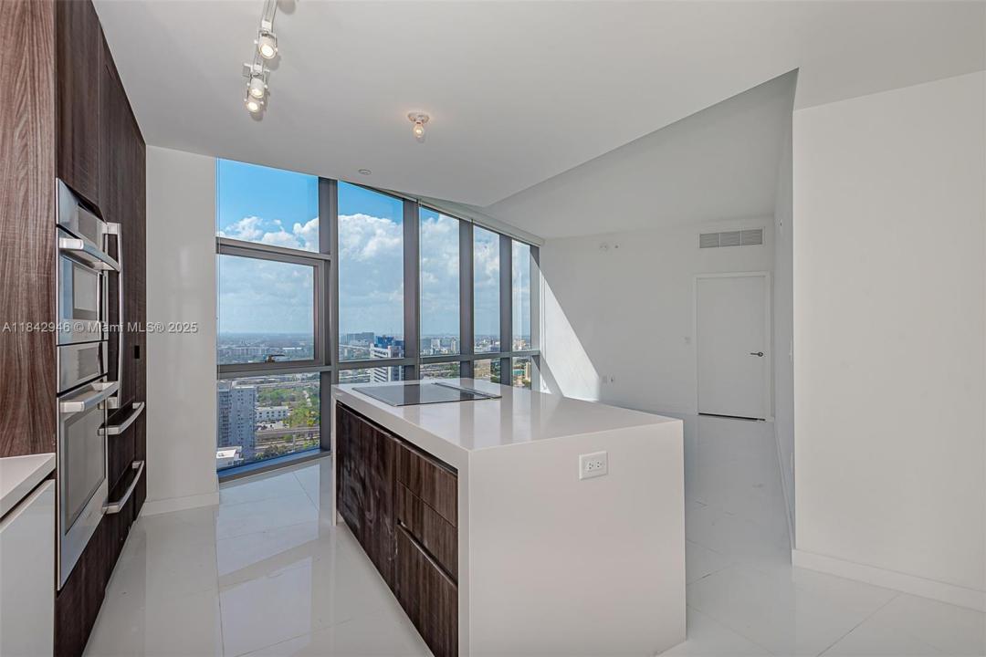 851 NE 1st Ave 1902, Miami, Флорида 33132, Соединенные Штаты