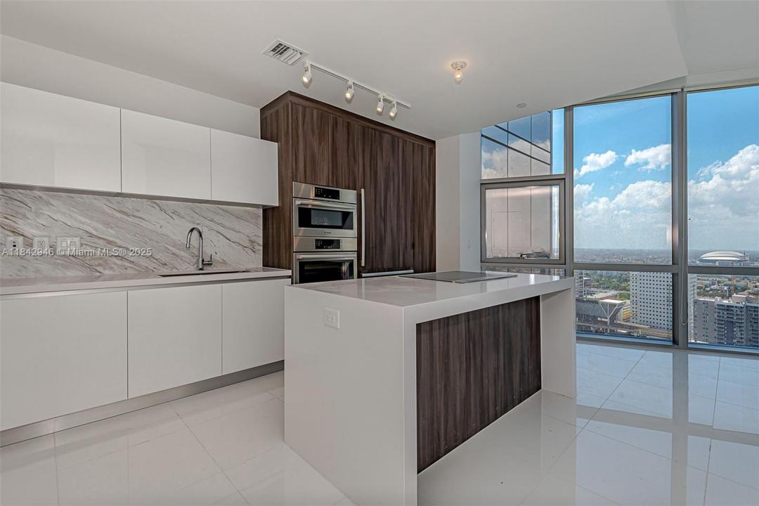 851 NE 1st Ave 1902, Miami, Флорида 33132, Соединенные Штаты