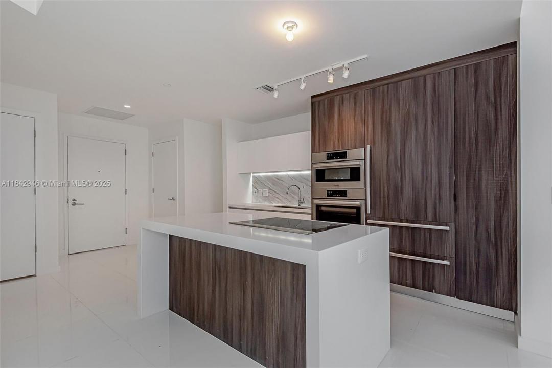 851 NE 1st Ave 1902, Miami, Флорида 33132, Соединенные Штаты