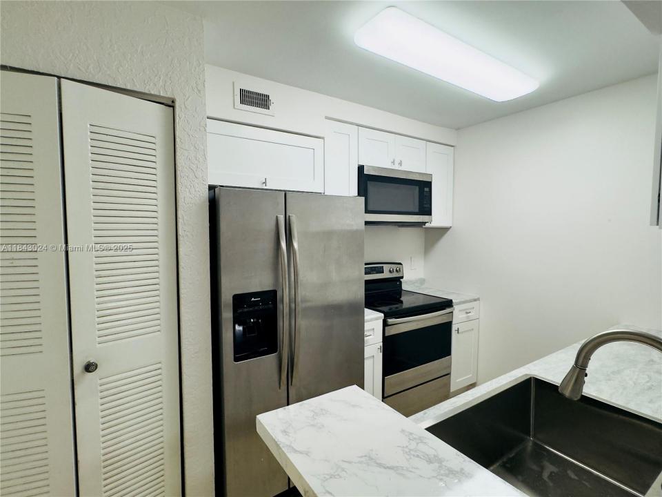 2851 N Oakland Forest Dr 110, Oakland Park, Florida 33309, Stati Uniti