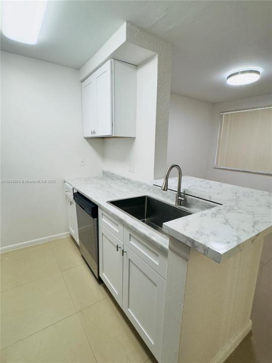 2851 N Oakland Forest Dr 110, Oakland Park, Florida 33309, Stati Uniti