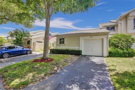 2083 E Discovery Cir E, Deerfield Beach, Florida 33442, USA