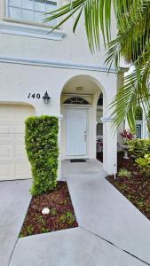 140 NW 151st Ave, Pembroke Pines, Florida 33028, USA